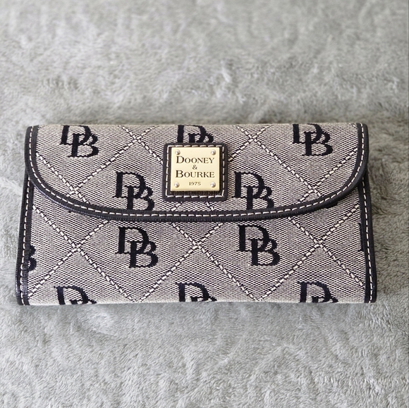 *Dooney & Bourke Womens Maxi Quilt Continental Clutch Bilford Wallet Gray Black - Picture 2 of 15